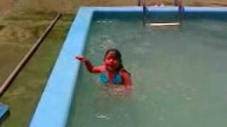 Laurinha na piscina