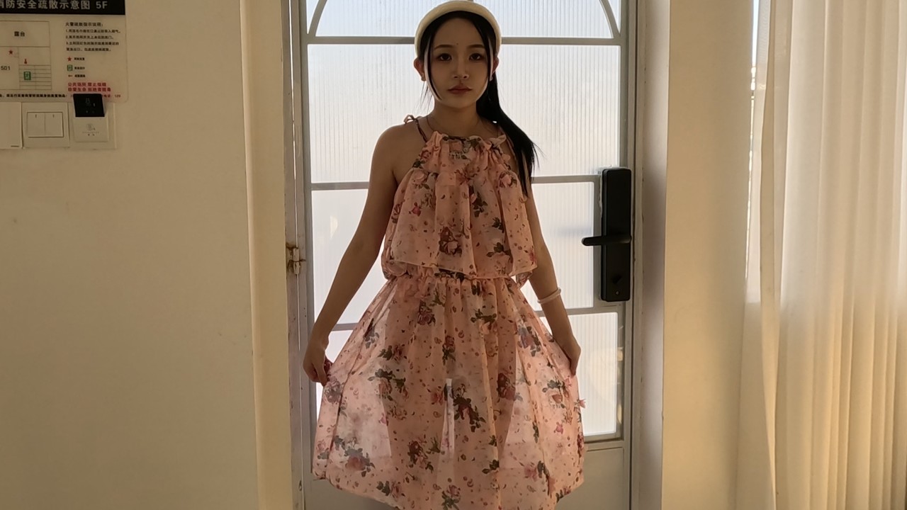 美美的蛋蛋来啦，展示我们proudfox设计的经典碎花哺乳裙，祝大家新年快乐