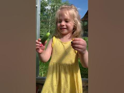 Машенька кушает огурец 😘 - YouTube