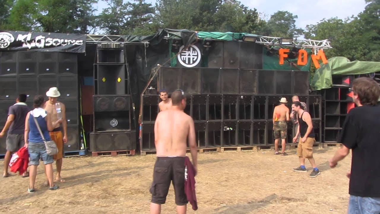 Slovtek 2013 - walking along the sound systems on top of the hill