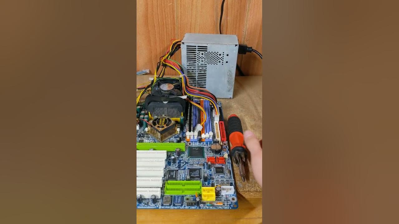 Gigabyte P4 Motherboard with Exploding Nichicon HM Capacitors! YouTube