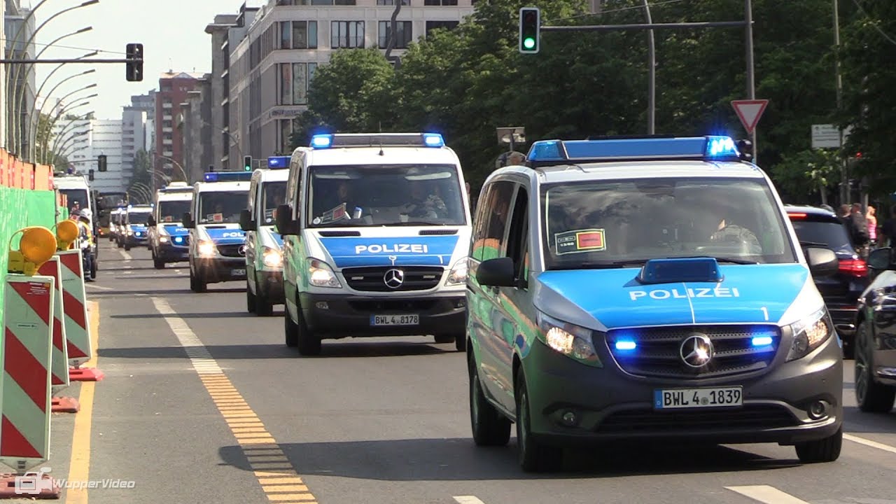 [Polizei riegelt Britische Botschaft ab] Massiver Polizeieinsatz bei Demo in Berlin
