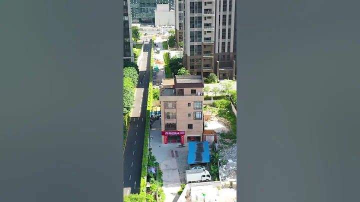廣東發現一房子，直直的釘在小區中間，小區都少建一棟樓，你覺得這個房子如今值多少錢？ - 天天要聞