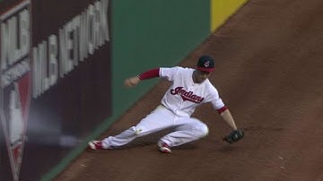 NYM@CLE: Naquin makes the catch, crashes into wall