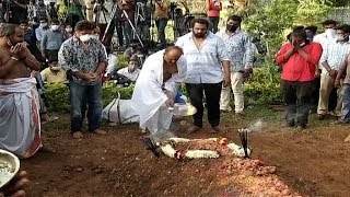 'ಮಣ್ಣಲ್ಲಿ ಮಣ್ಣಾದ ಚಿರಂಜೀವಿ ಸರ್ಜಾ': Actor Chiranjeevi Sarja Laid To Rest As Per Hindu Custom