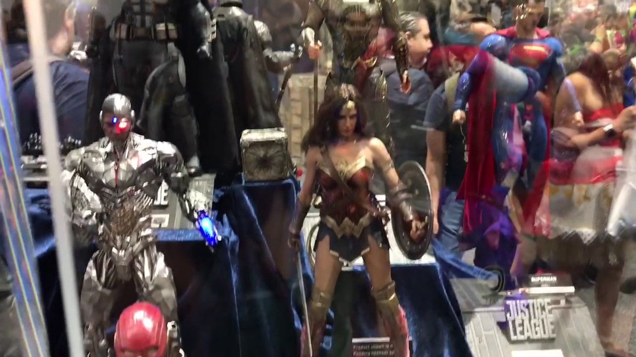 Justice League Statues at SDCC 2017