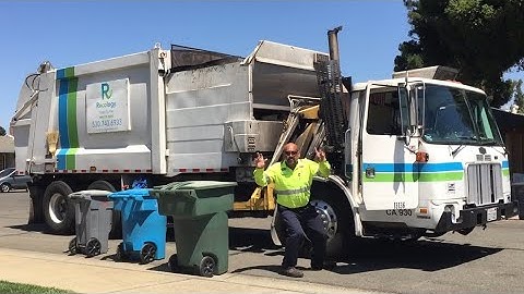 Autocar WXLL • Heil DuraPack Python Garbage Truck