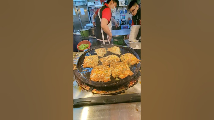 Oyster omelet 台北士林夜市蚵仔煎 Taipei Shilin Night Market｜忠誠號｜台灣小散步 Taiwan吃GoGo #shorts