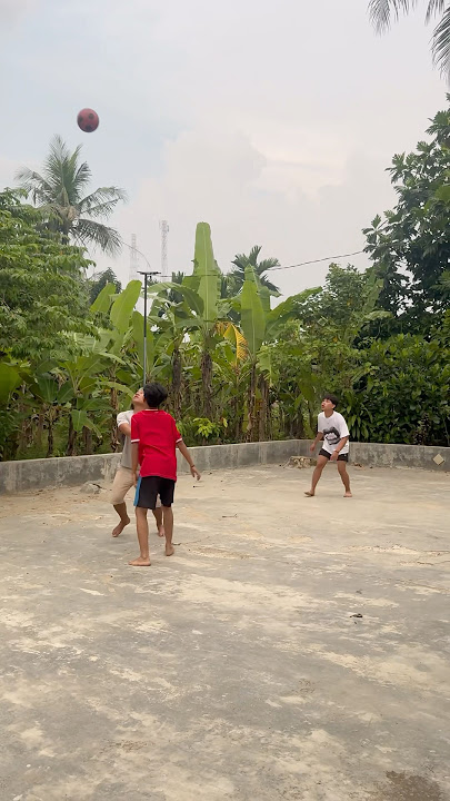 Kalian waktu bocil main bola pernah gini jga ga,bolanya tuh masuk kerumah orang #shorts #lucu #kocak