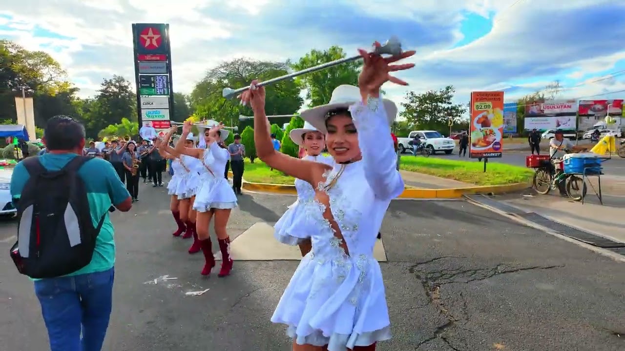 Группа Generation 1121 на параде у почтового отделения Эрегуакин, Усулутан.