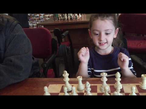 თიკა და ირმუშკა ჭადრაკზე