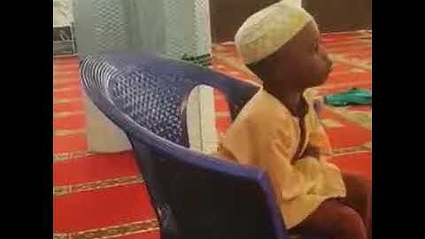 طفل إفريقي يقرأ القرآن الكريم بصوت حسن، ولا يتجاوز عمره عن خمس سنوات