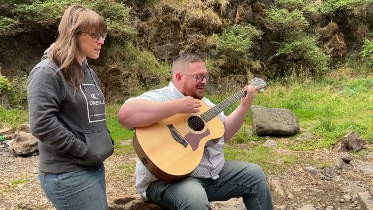 Los Sheridan - Profundo es el amor de Dios (How Deep the Father’s Love in Spanish)