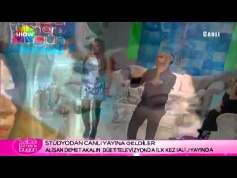 Demet Akalın & Alişan - Melekler İmza Topluyor 2011 - YouTube
