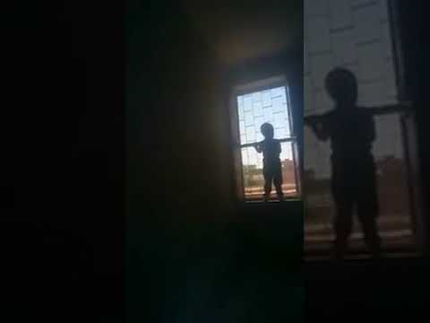 طفل سوداني أهله منعوه من الخروج للمظاهرات هههههه تسقط بس