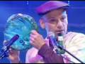 Arto tunboyaciyan performs on beer bottle at 2006 world music awards