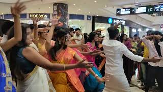 Traditional FlashMob Dance gets Crowd Huge Applause in the Mall !!!