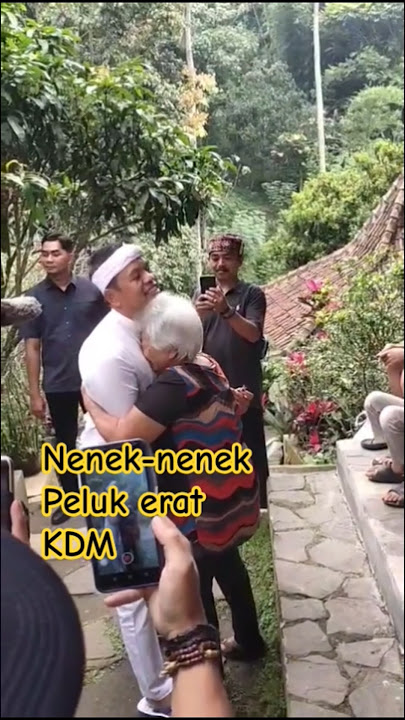Nenek-nenek peluk erat KDM #kdm #kdmsociety #kdmterbaru #kangdedymulyadi #kdmmedia #gubernurjabar