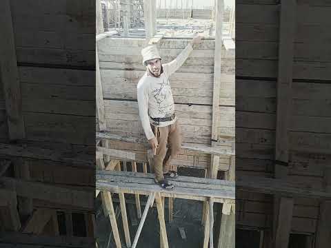 نجار مسلح في خطر نجار