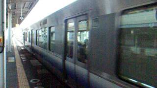 JR西日本225系5000番台E513編成到着