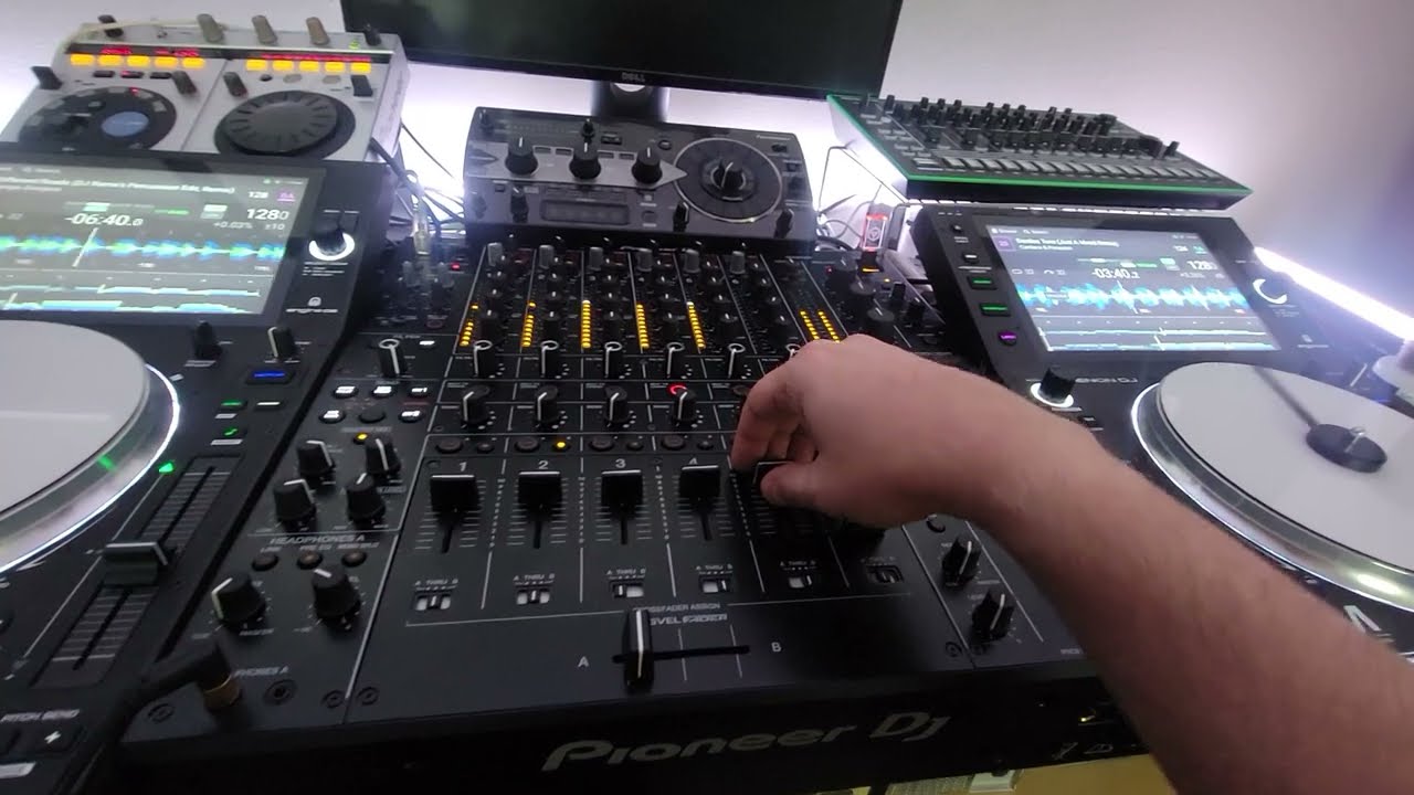 Denon DJ SC6000M Dual Deck on Pioneer DJM-V10 with the DJS-1000