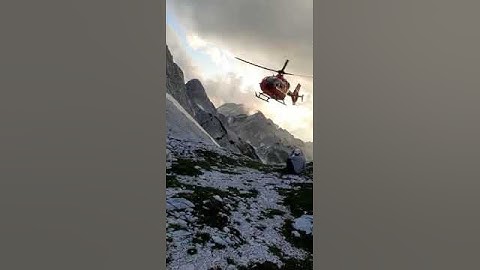 Publikohen pamjet/ Momenti kur alpinistet e bllokuar në Valbonë evakuohen me helikopter