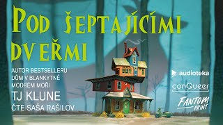 Pod šeptajícími dveřmi (TJ Klune, čte Saša Rašilov) • ukázka
Když si pro Wallace na jeho vlastní pohřeb přijde Smrtka, začne mít podezření, že je asi přece jenom mrtvý.
Místo aby ho zavedla rovnou do záhrobí, vezme ho do malého městečka. Na jeho okraji, kousek od silnice vinoucí se lesem, je mezi horami uhnízděná čajovna, kterou vlastní muž jménem Hugo. Pro místní je Hugo majitelem čajovny, pro duše, které potřebují přejít na druhý břeh, je převozníkem.
Jenže Wallace ještě není připravený opustit život, který sotva začal žít. S Hugovou pomocí začne objevovat věci, které za života propásl.
Když se v čajovně objeví Manažer, zvídavá a mocná bytost, a dá Wallacovi jeden týden na to, aby přešel na druhý břeh, rozhodne se Wallace vměstnat celý život do sedmi dní. Pod šeptajícími dveřmi (TJ Klune, čte Saša Rašilov) • ukázka