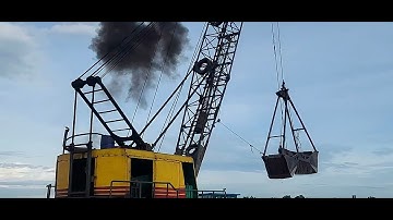 xáng cạp cát trên sông ( cạp lên xà lan 400 khối)