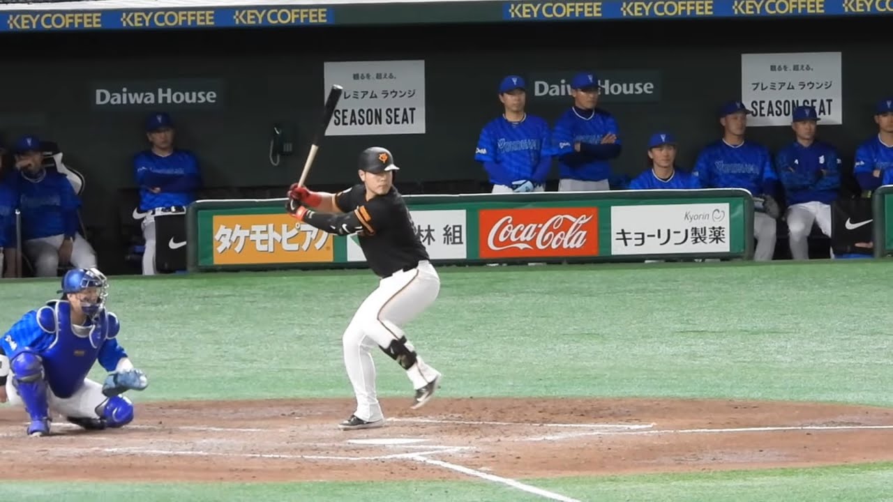 巨人　岡本和真がDeNAバウアーから２打席連続の特大５号２ランアーチをぶち込む瞬間の現地ベンチ映像と大観衆の様子　 セ・リーグ本塁打トップに　2025/4/16(水)