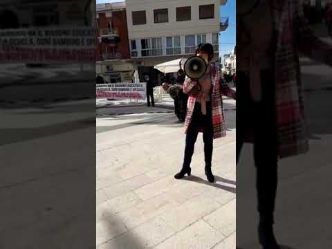 LIVE: LA SCUOLA NON SI CHIUDE, la protesta pacifica a Manfredonia