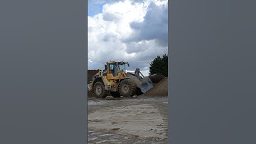 Tippers and wheel loaders working together #wheelloader #tipper #aggregates 💪💪