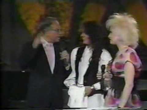 Cyndi Lauper - Interview on Siempre En Domingo (1989)