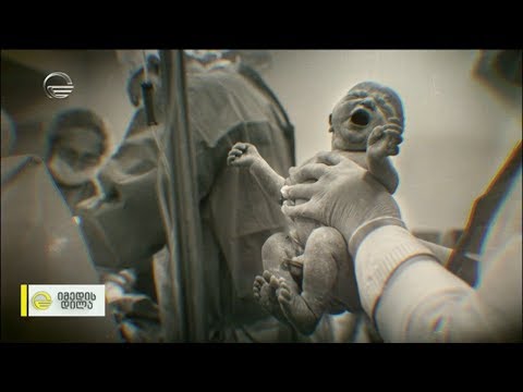 გადამღები ჯგუფი სამშობიარო ბლოკში და ბავშვის დაბადება ფოტოფირზე