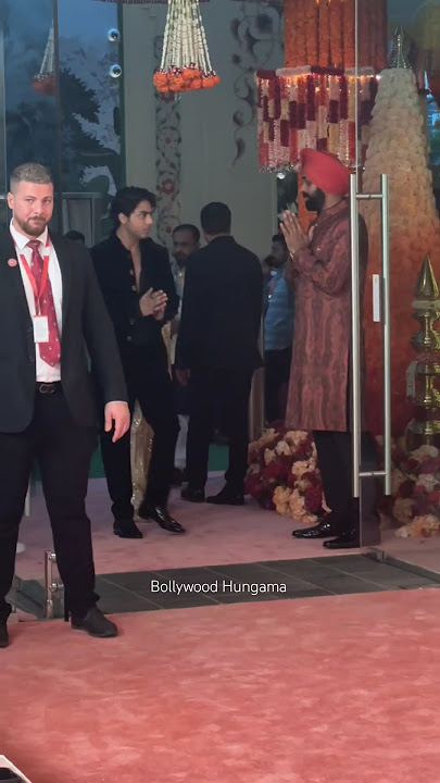 #srk son #aryankhan greets the security guard at #anantambani #wedding #shorts #mumbai