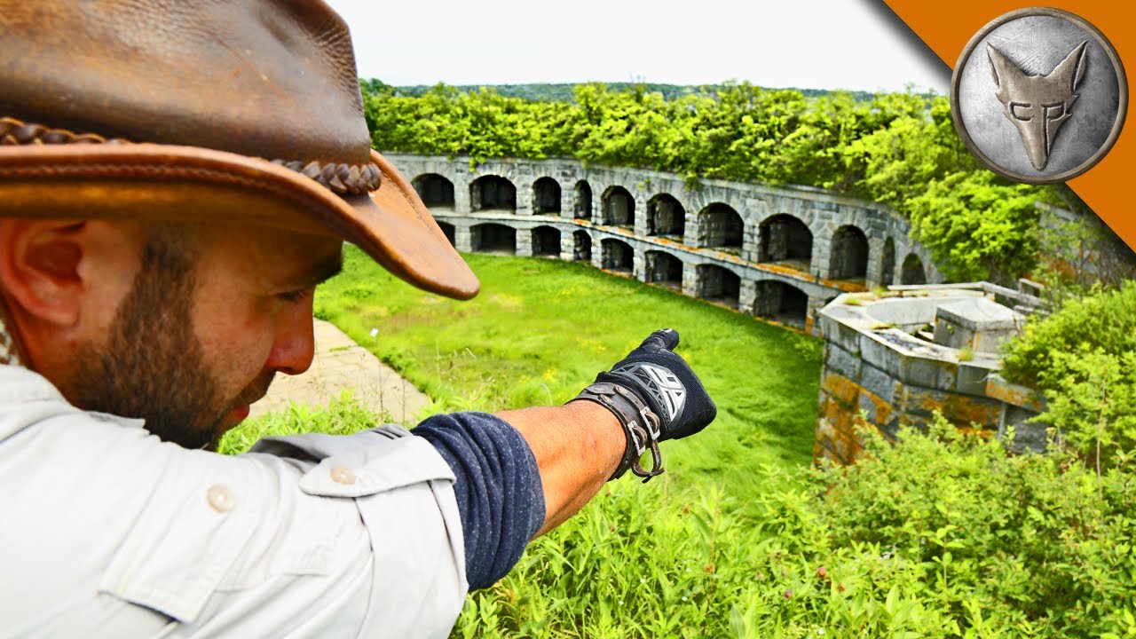 ⁣Exploring an Abandoned Fortress!
