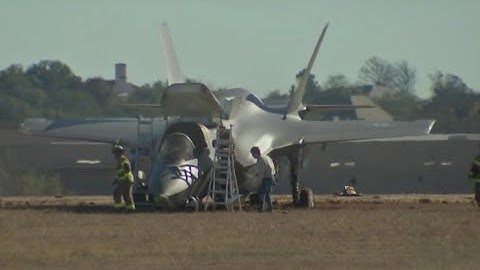 Khoảnh khắc máy bay F-35 bất ngờ rơi xuống đường băng khi đang hạ cánh thẳng đứng