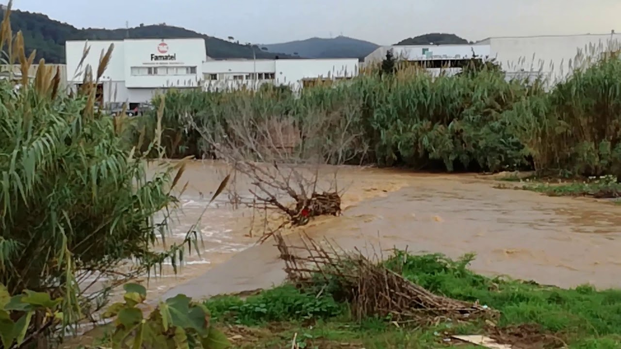 el rio ripoll en ripollet - YouTube