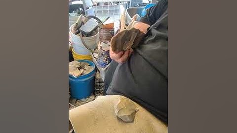 Flintknapping a large gahagan biface