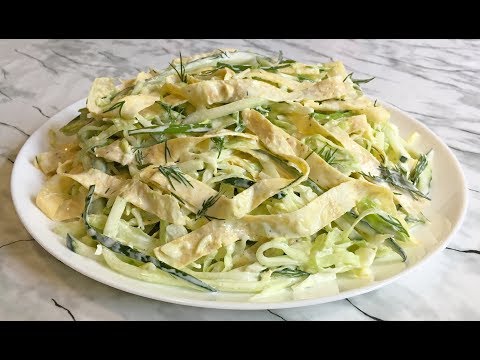 Видео рецепт Салат с яичными блинчиками и капустой