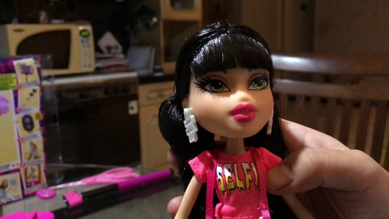 bratz doll selfie