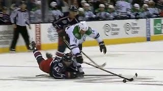 Jamie Benn fights off multiple defenders to score