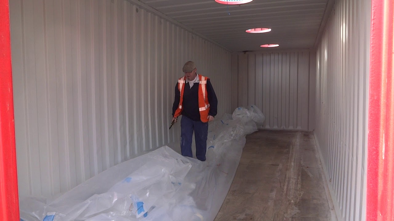 How to remove a liner from a bulk container