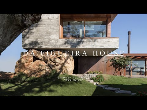 Video: Moderný dom betónu s priestrannými interiérmi v Izraeli