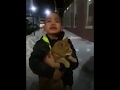 Este niño quiere este gato a toda costa.