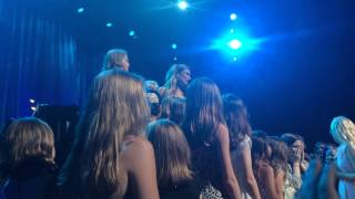 Idina Menzel Invites Children to Sing "Let It Go" While on Tour