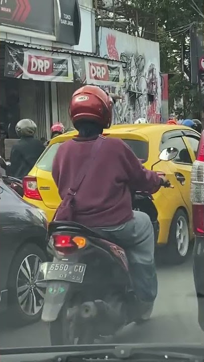 Honda Brio kuning