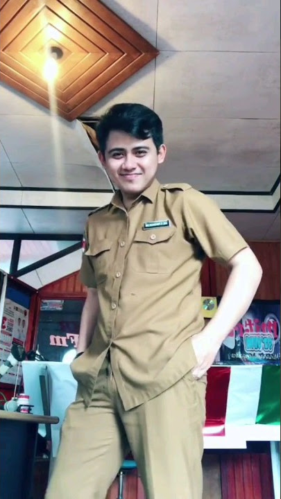 PNS Ganteng joget dibawah atap runtuh