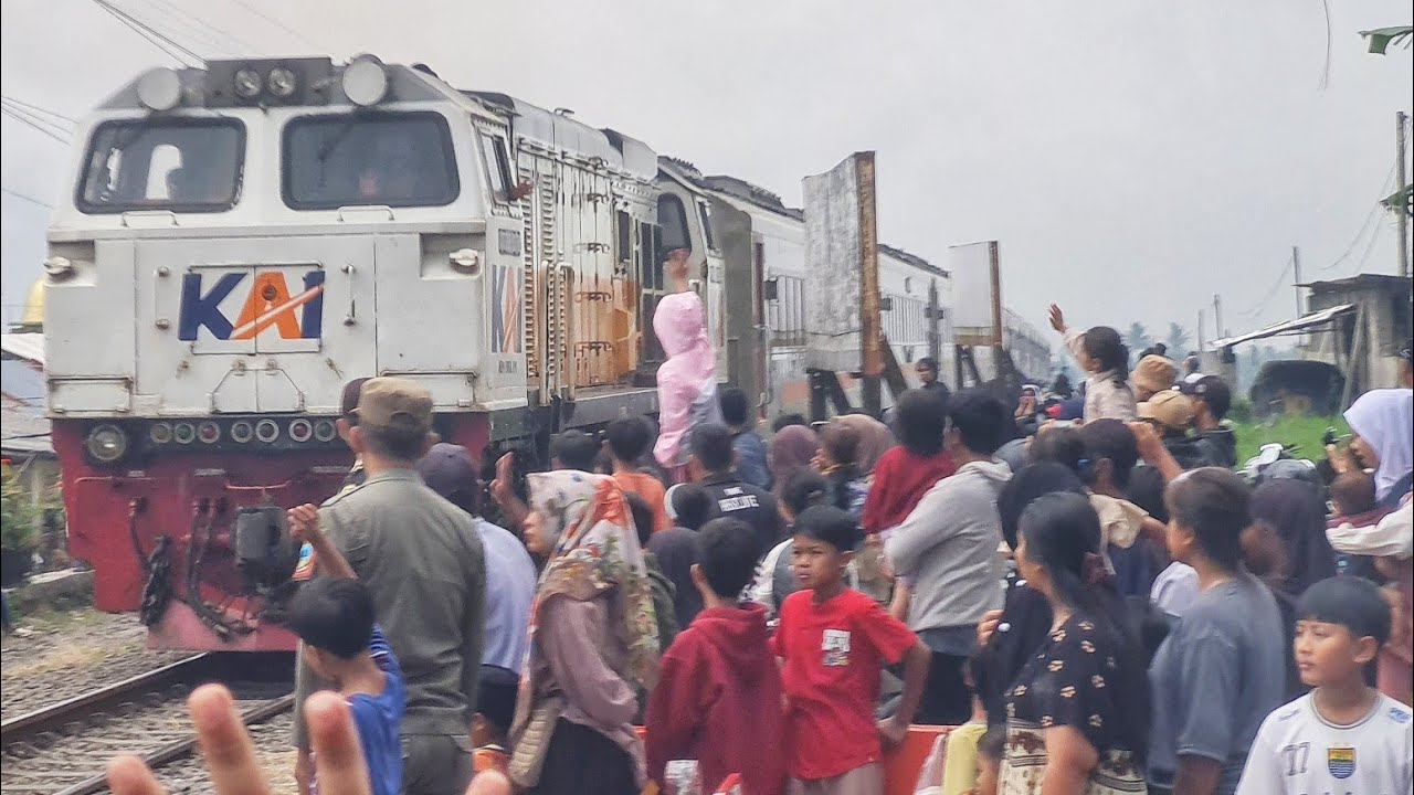 NUMPUK BANYAK ORANG NGEBUBURIT MASINIS KERETA BUNYIKAN KLAKSON TERUS MENERUS !