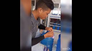 cara membersih kan galon dan pasang stiker pada galon