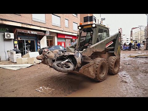 Команды военных в Валенсии расчищают грязь и обломки и ищут пропавших без вести